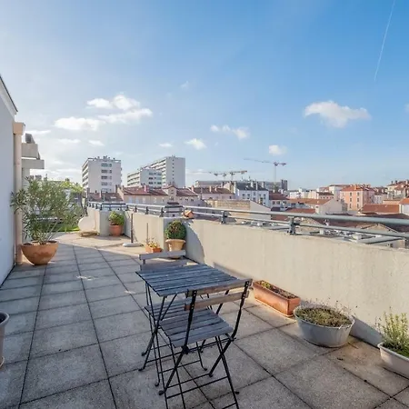 Modern & Large Flat With An Amazing Terrace Apartment